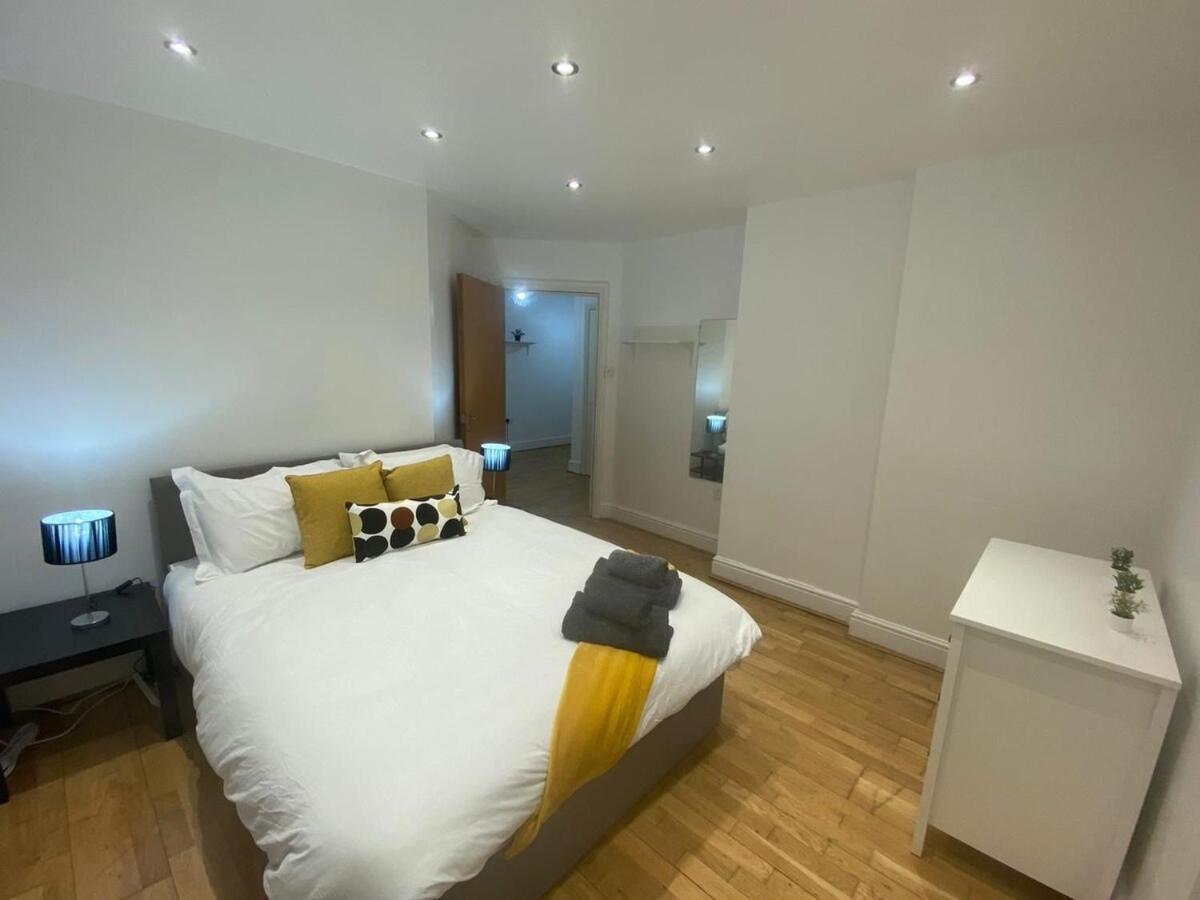 Apartment 2 Bed Large In Gayvillage Centre *